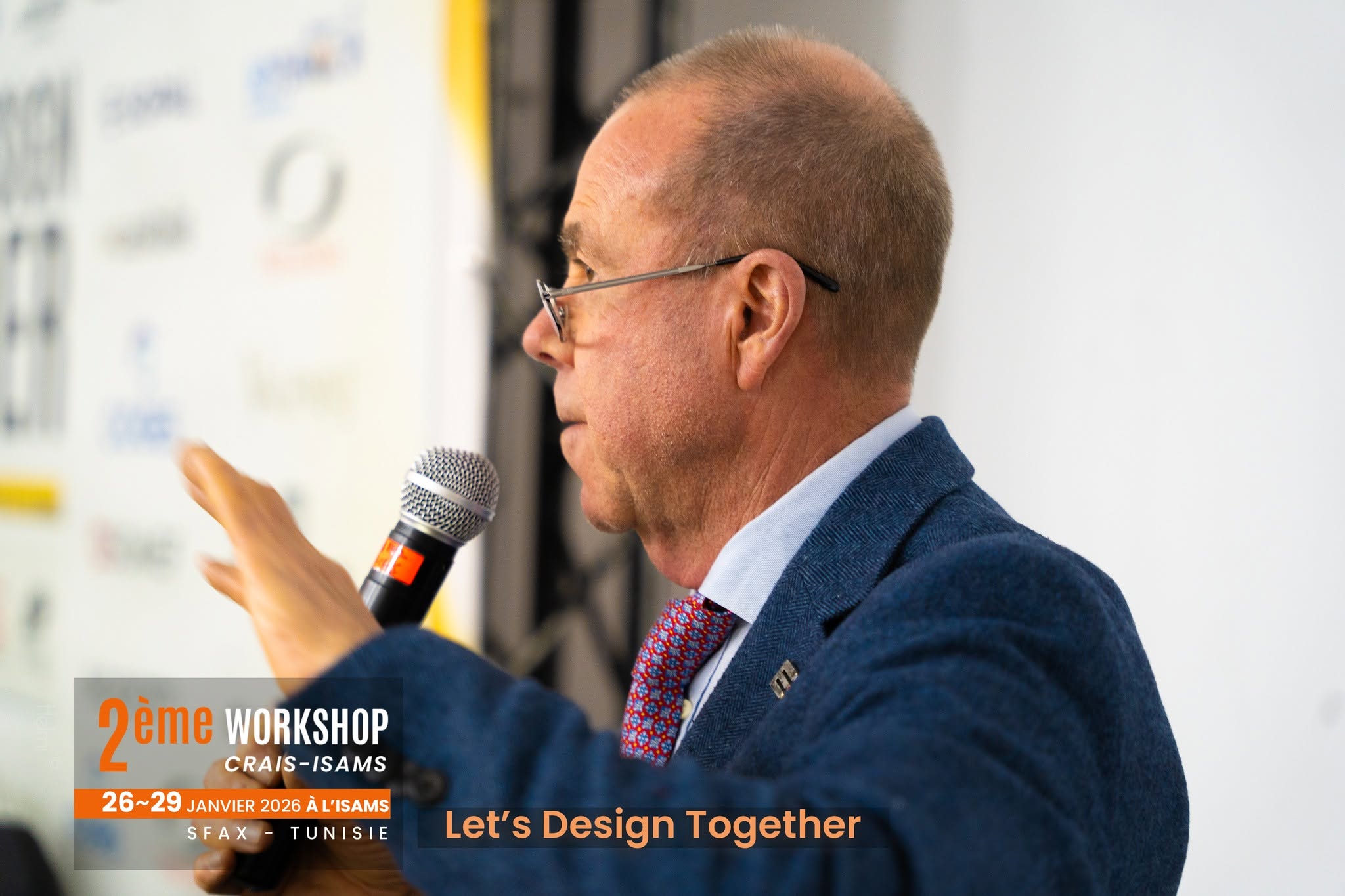 Un relatore al microfono durante il workshop Let’s Design Together a Sfax; la fotografia riporta le date del programma, dal 26 al 29 gennaio 2026.
