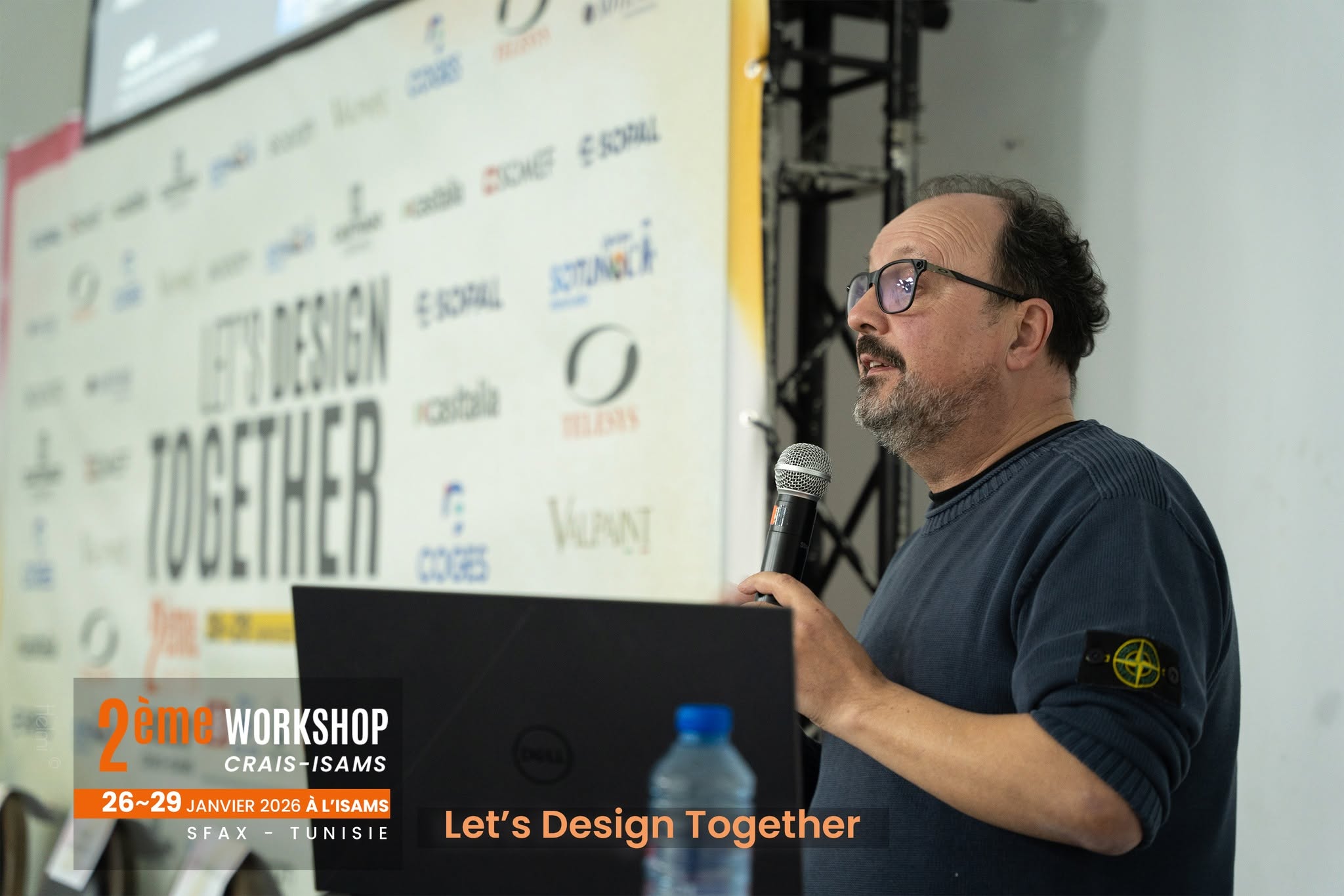 Un relatore presenta dietro un computer portatile durante il workshop Let’s Design Together presso ISAMS, Sfax.